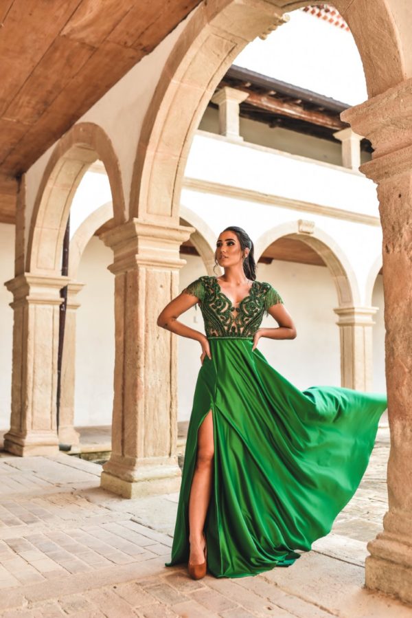 VESTIDO VERDE ESTRUTURADO FENDA COM BLUSA BORDADO FRANJAS