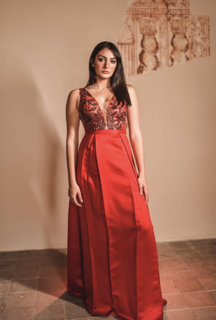 VESTIDO VERMELHO BORDADO SAI PREGAS