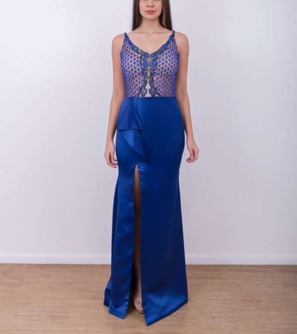 VESTIDO SEREIA AZUL ROYAL COM DETALHE EM BABADO NA SAIA E BLUSA EM TULE BORDADO.