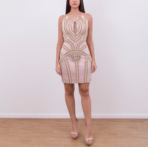 VESTIDO CURTO TUBO ROSA CHÁ TODO BORDADO EM PEDRARIAS EM TONS DE DOURADO E BRONZE.