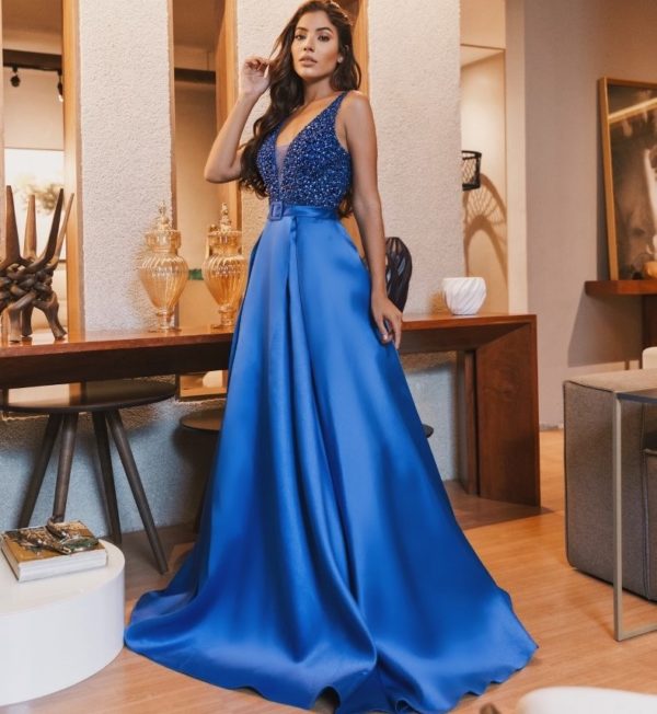 VESTIDO LONGO ESTRUTURADO AZUL ROYAL COM ARMAÇÃO DE TULE (TEM A OPÇÃO DE REMOVÊ-LA) E BLUSA EM TULE BORDADA.