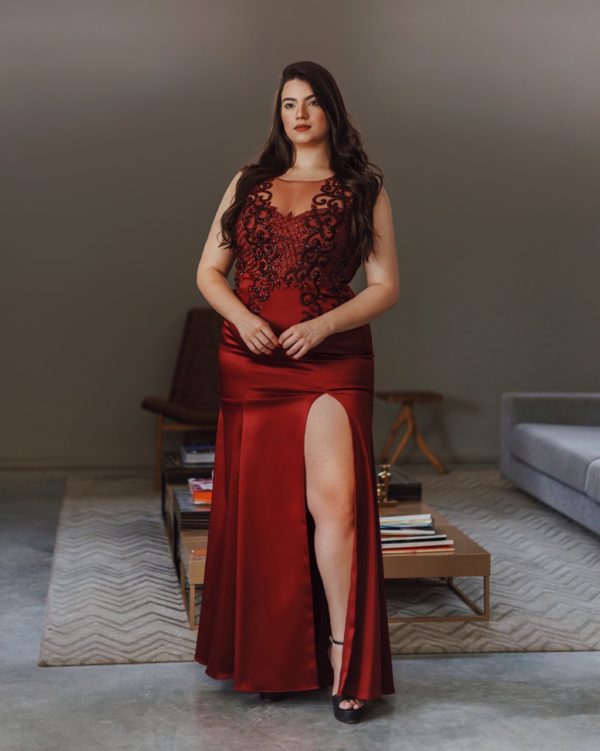 VESTIDO SEREIA PLUS SIZE MARSALA FORMANDA BORDADO