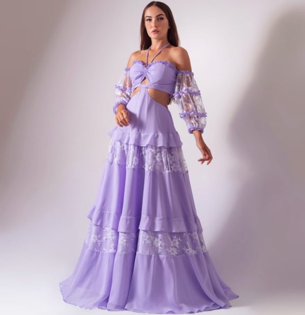 VESTIDO LONGO LAVANDA COM SAIA BABADOS MIX EM RENDAS. RECORTE LATERAL E MANGAS EM RENDA COM FRUFRUS.