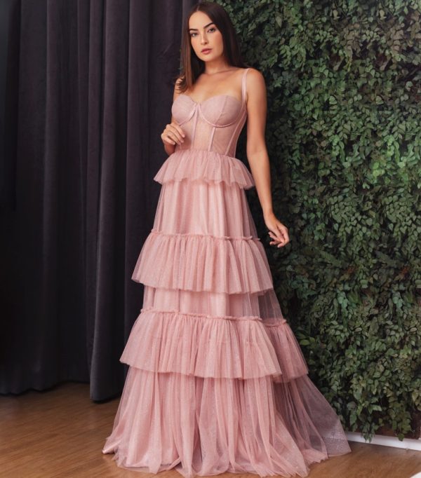 VESTIDO LONGO ROSA CHÁ DE TULE GLITTER COM SAIA EM BABADOS E CORPETE ESTRUTURADO COM REGULAGEM NAS COSTAS.