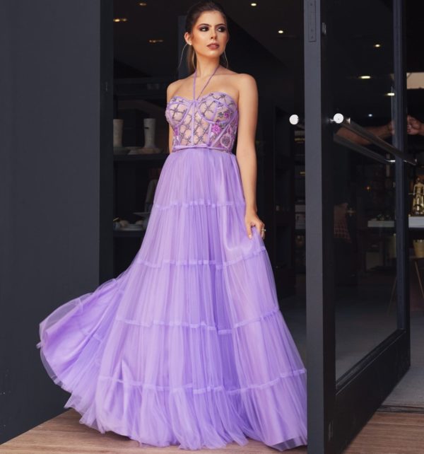 VESTIDO LONGO LAVANDA COM SAIA EM TULE EM CAMADAS E CORPETE COM BORDADO EM LINHAS E PEDRARIAS.