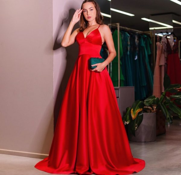 VESTIDO LONGO VERMELHO COM SAIA ESTRUTURADA E BLUSA COM ALCINHAS, ESTILO CORTINA.