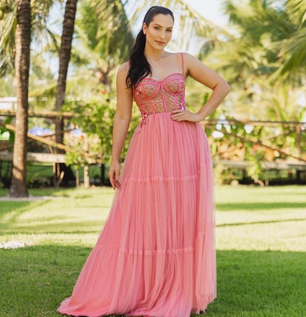 VESTIDO LONGO ROSA EM TULE COM SAIA EM CAMADAS E CORPETE DE ALCINHAS BORDADO EM PEDRARIAS.