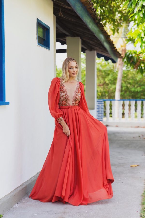 vestido longo terracota mnangas bufantes e bordado