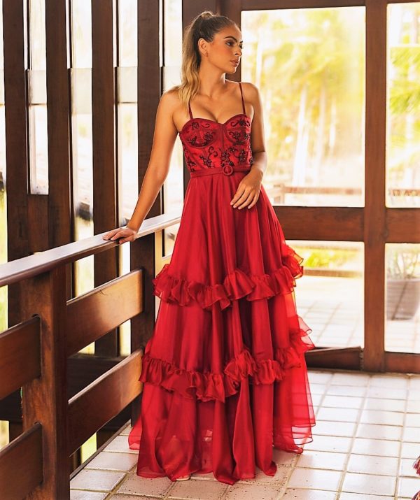 VESTIDO LONGO MARSALA EM VOAL COM SAIA EM BABADOS E CORPETE COM BORDADO EM PEDRARIA. CINTO FORRADO ACOMPANHA.